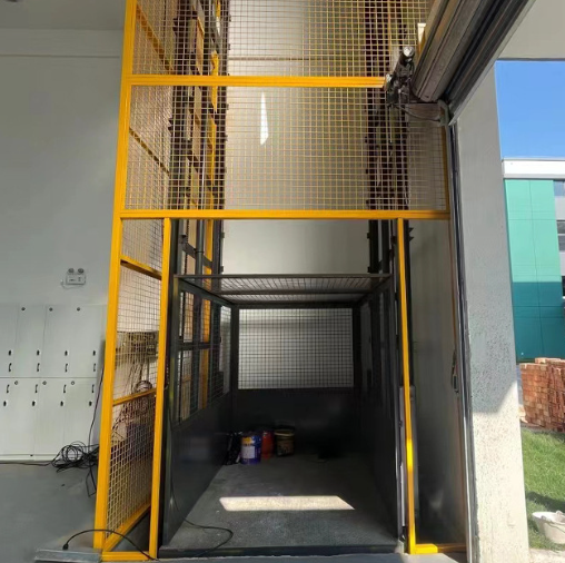 新疆导轨式升降机助力物流园破解运输难题